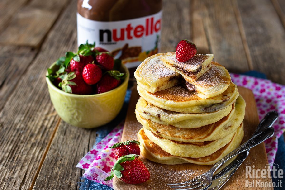 Pancakes alla Nutella soffici e farciti (Ricetta in 5 minuti!)