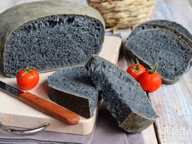 Pane al carbone vegetale con lievito madre 11