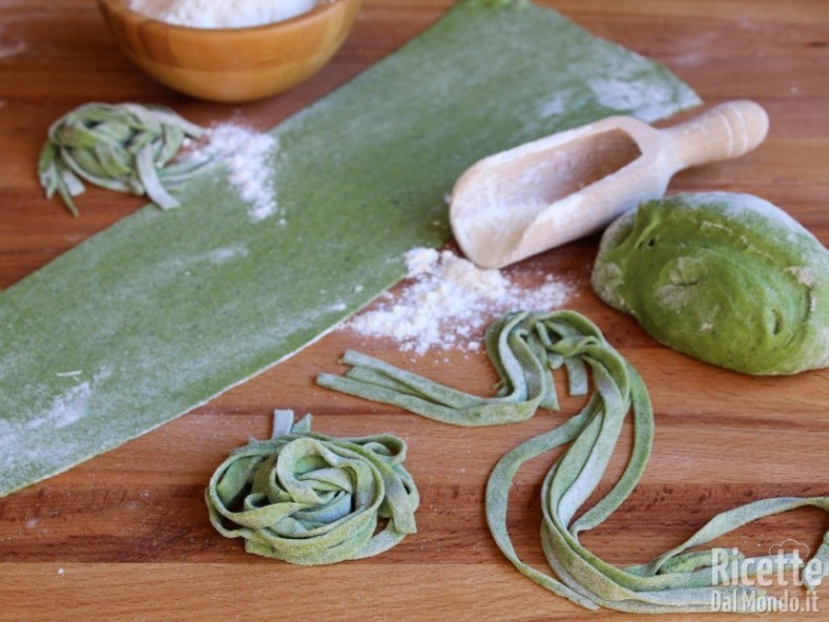 Pasta verde fatta in casa agli spinaci | RicetteDalMondo
