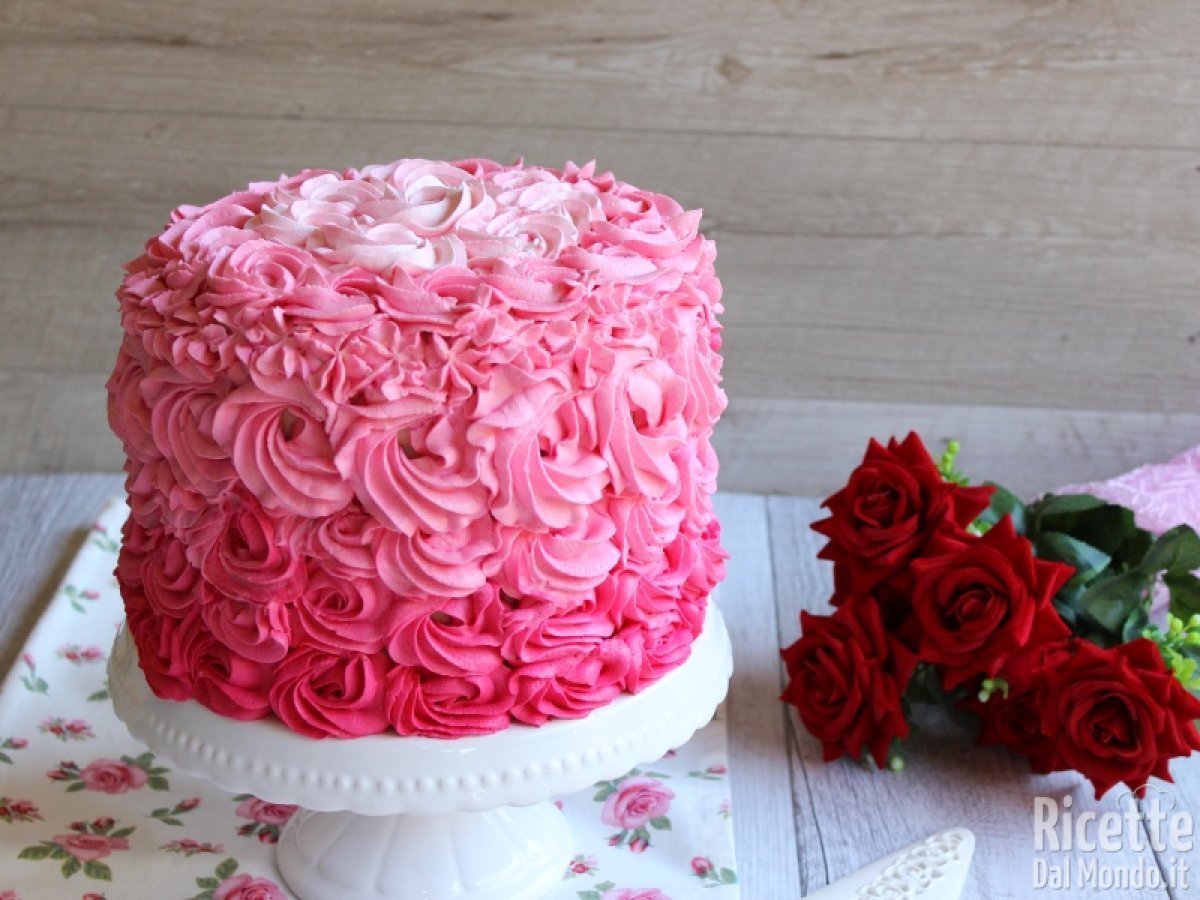 Ricetta Pink Rose Cake, la torta multistrato con frosting di rose!