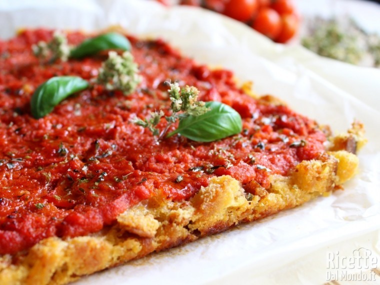 Pizza di pane raffermo croccante