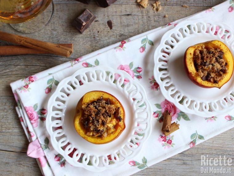 Servire le pesche ripiene al forno con amaretti