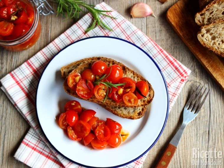 Servire i Pomodorini marinati