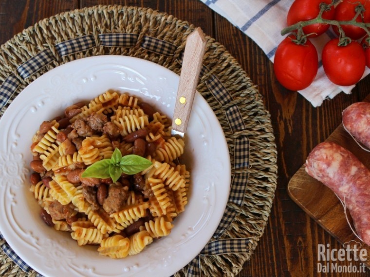 Pasta fagioli e salsiccia alla napoletana