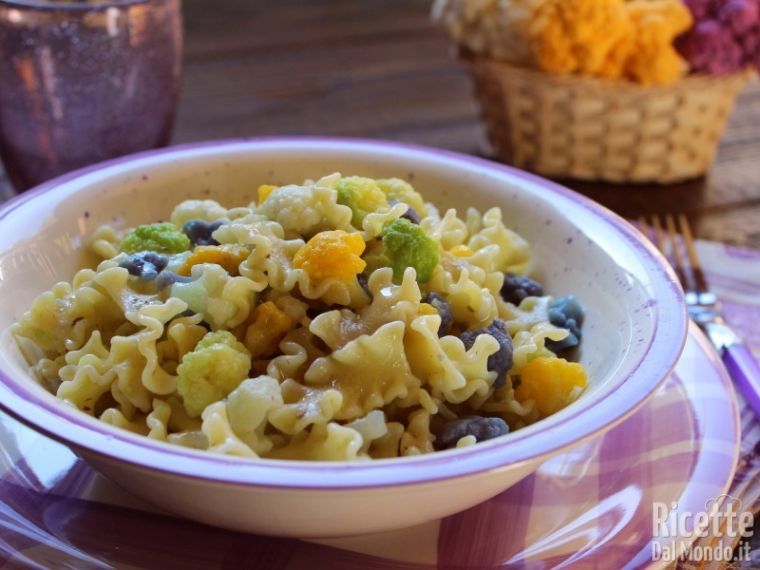 Pasta e cavolfiore colorato semplice