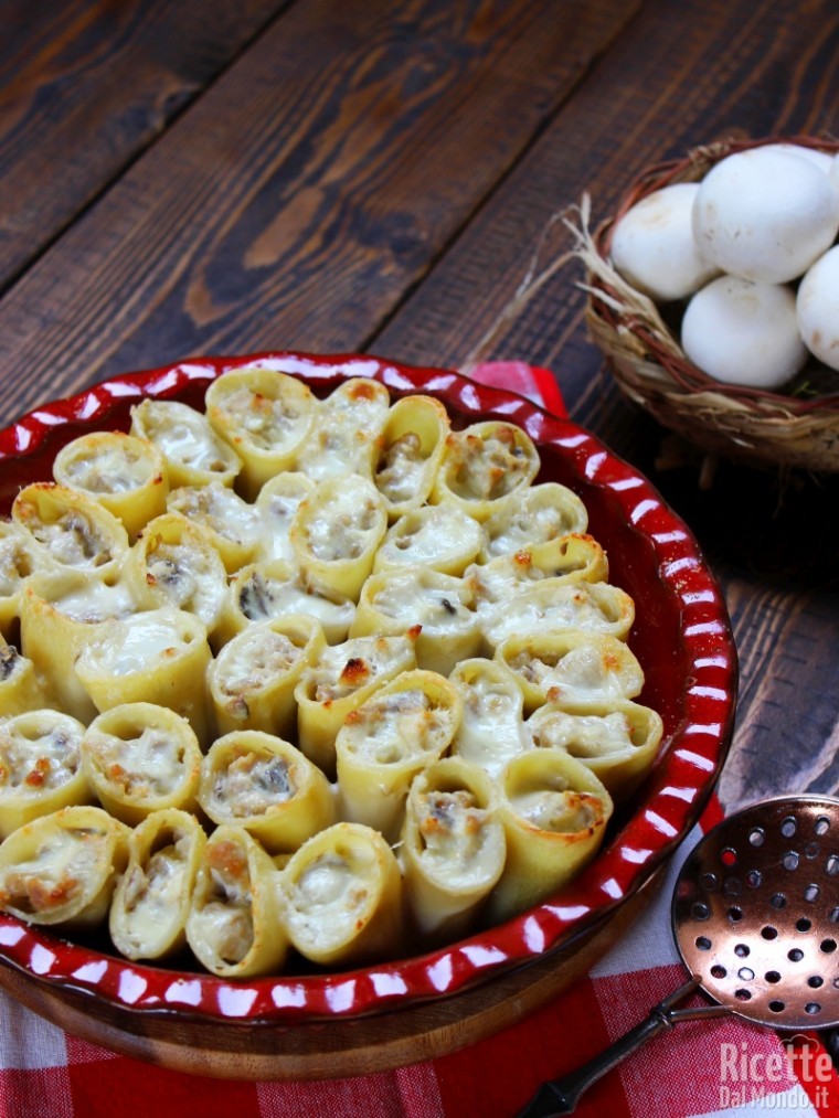 Come fare i Paccheri ripieni di funghi e salsiccia