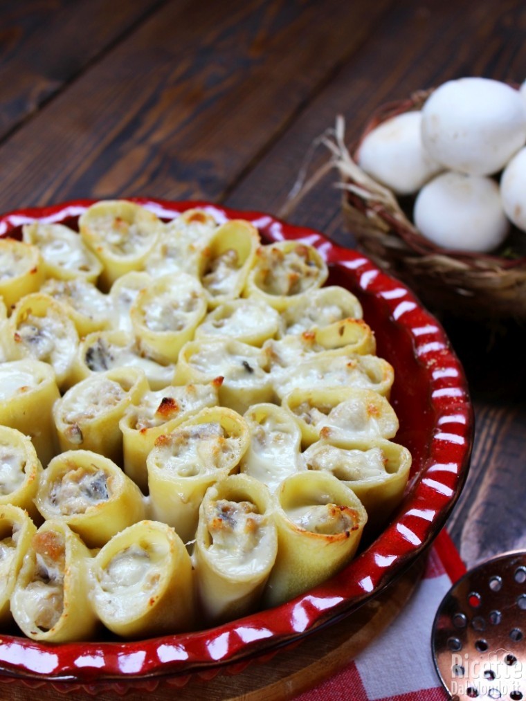 Paccheri ripieni di funghi e salsiccia al forno