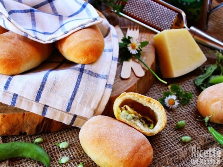 Panini ripieni di fave e pecorino