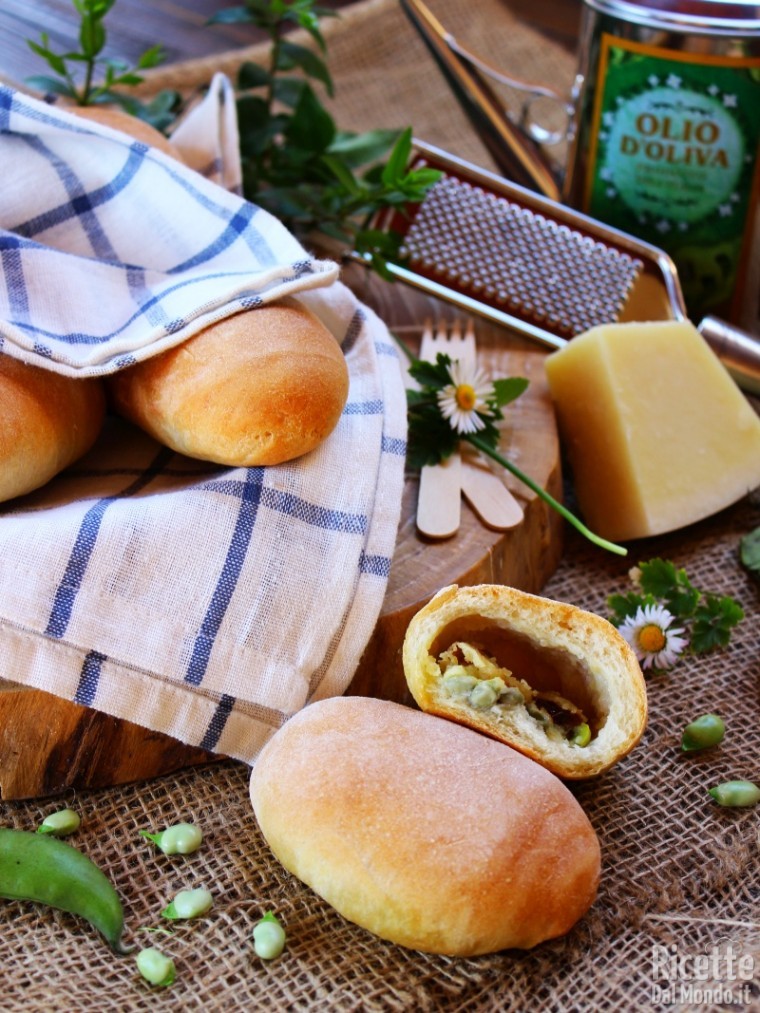 Come fare i panini ripieni di fave e pecorino