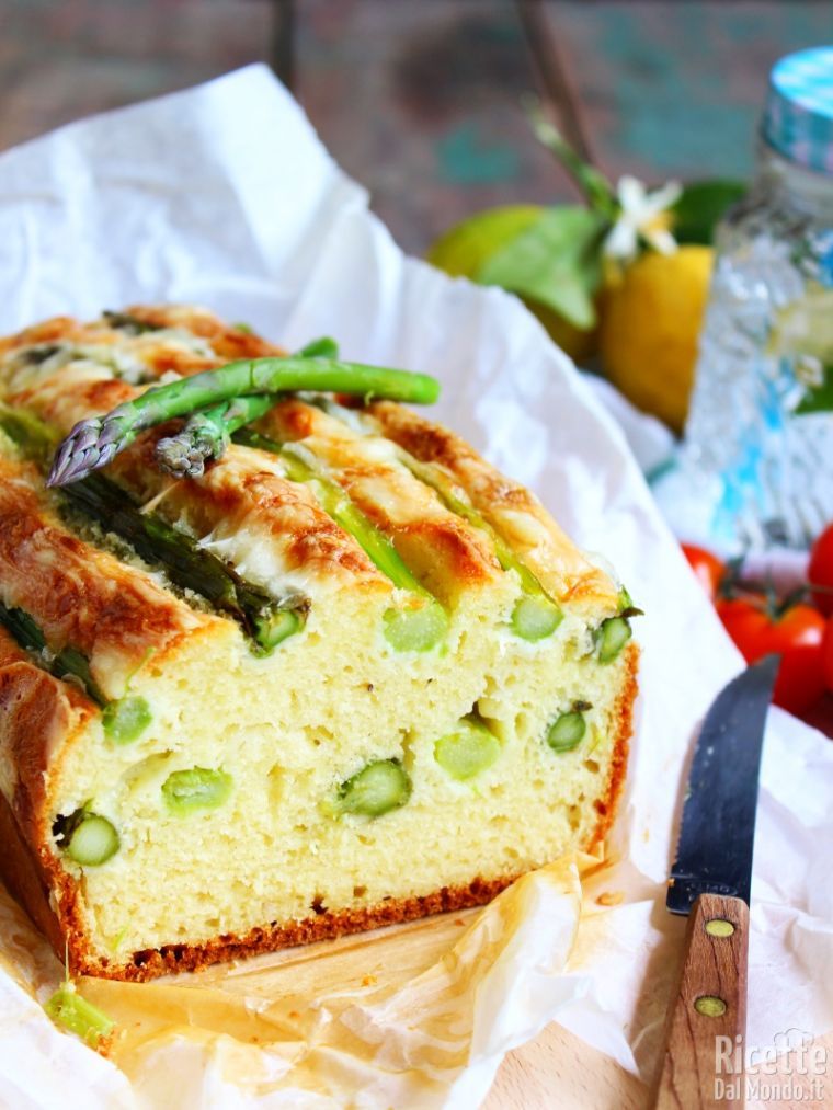 Soffice plumcake salato con asparagi e asiago