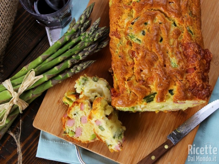 Semplice e soffice plumcake con asparagi e prosciutto