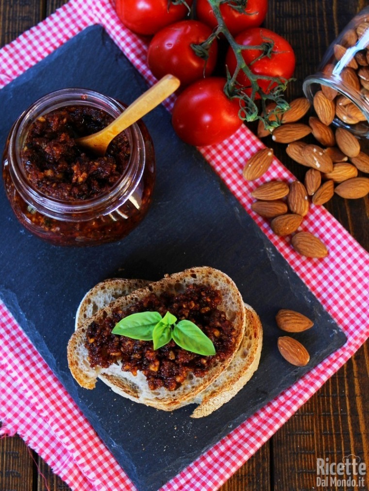 Pesto di pomodori secchi e mandorle | RicetteDalMondo.it