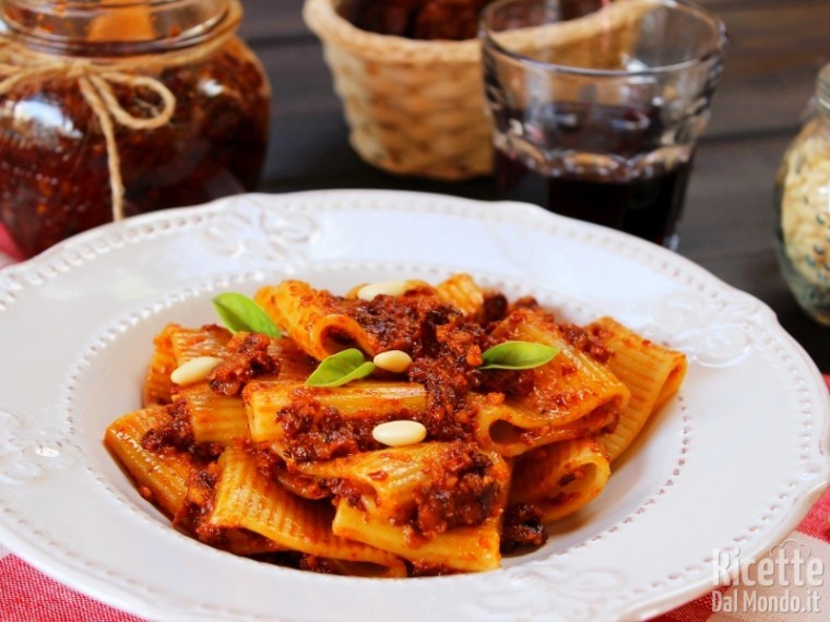 Semplice pasta con pesto di pomodori secchi