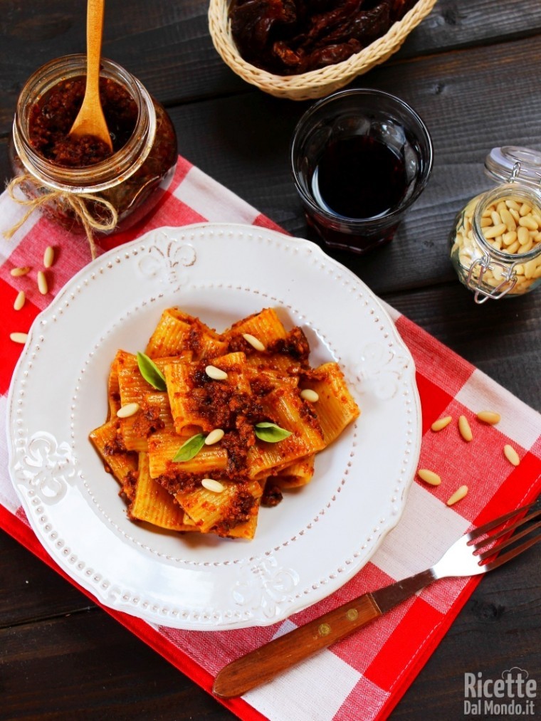 Come fare la pasta con pesto di pomodori secchi