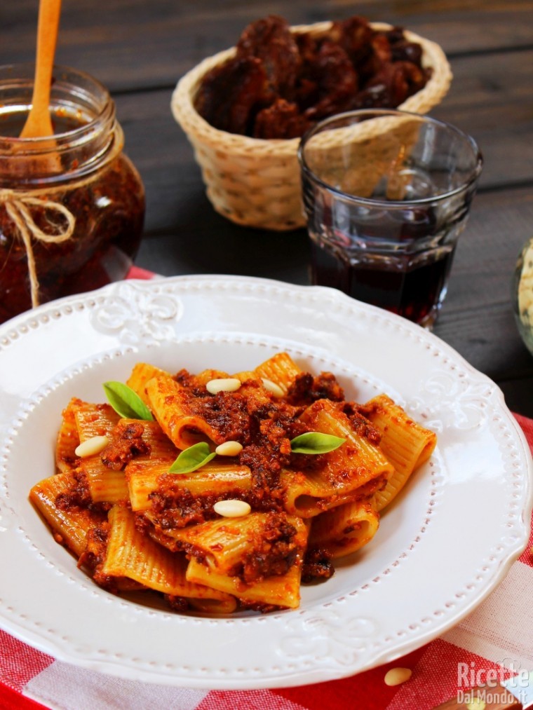 Gustosa pasta con pesto di pomodori secchi