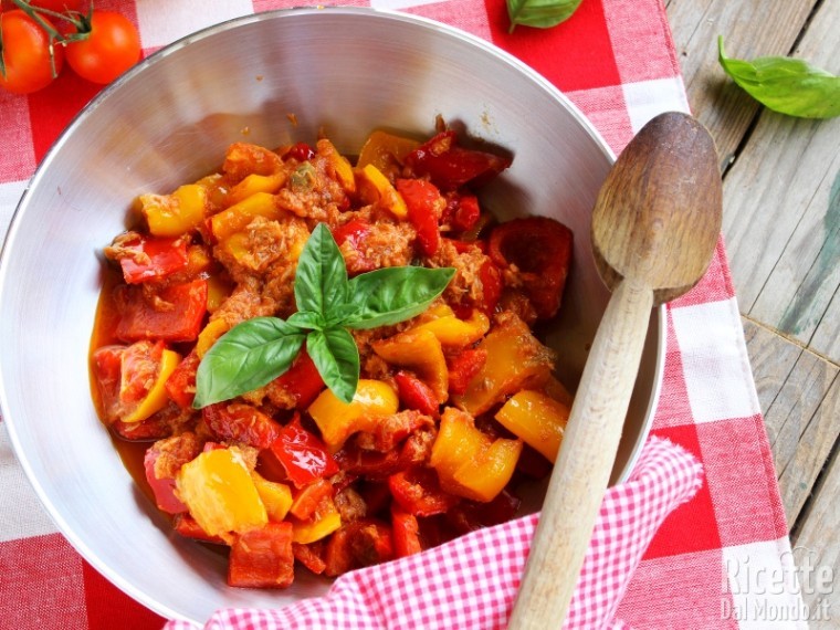 Ricetta peperoni in padella e tonno
