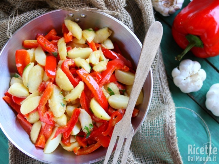 Ricetta peperoni e patate in padella