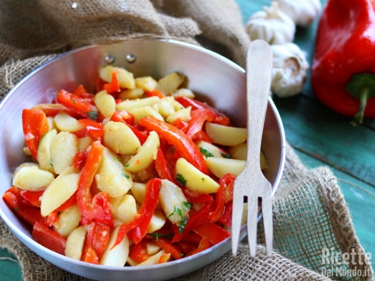 Peperoni e patate in padella