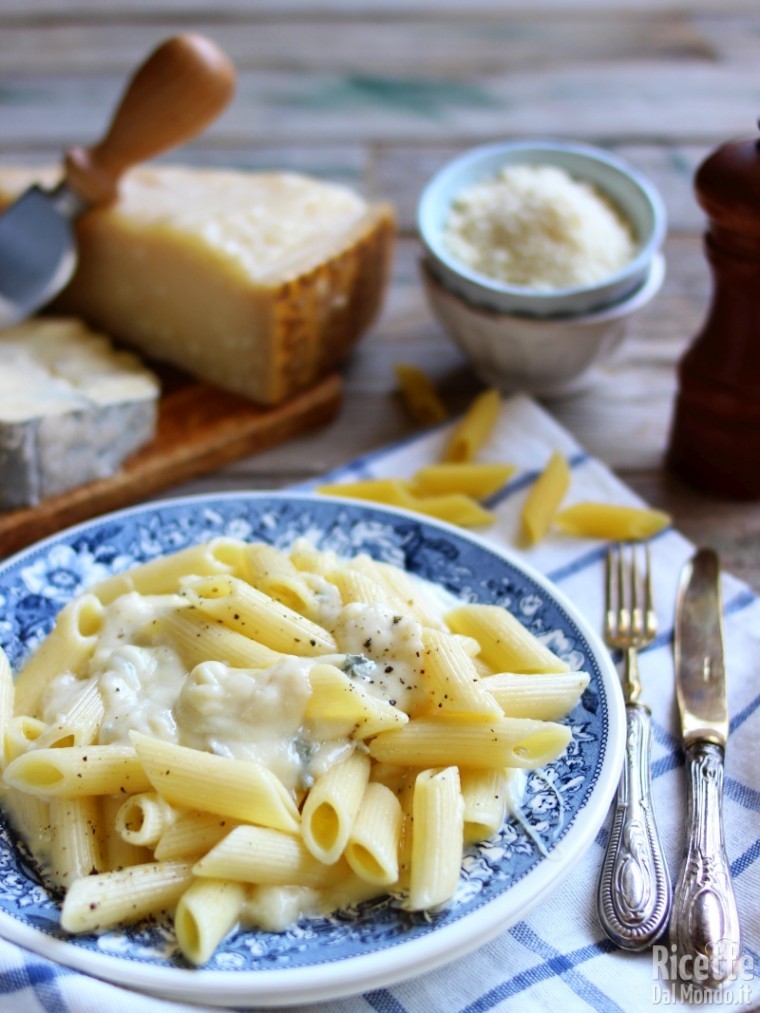 Pasta ai quattro formaggi cremosa