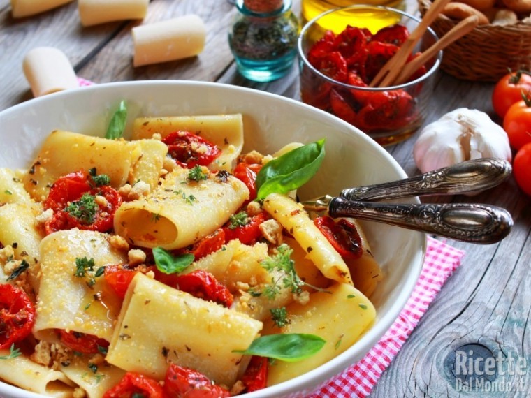 Ricetta dei paccheri con pomodorini confit e taralli
