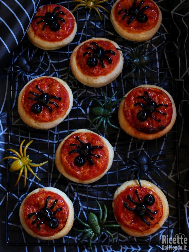 Ricetta pizzette ragno di Halloween