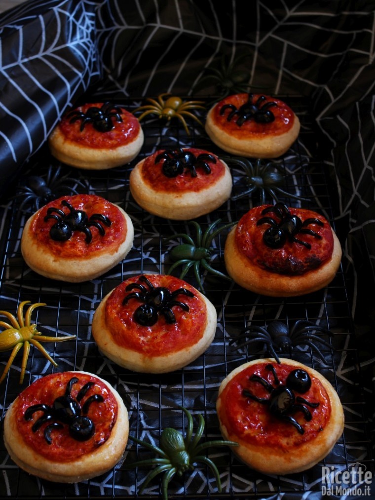 Come fare le pizzette ragno di Halloween