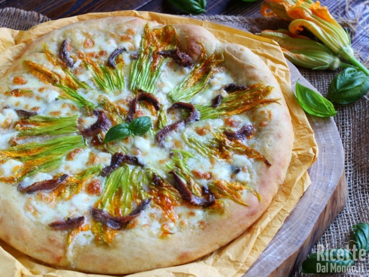 Ricetta della pizza con fiori di zucca e alici