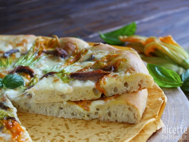 Come fare la pizza con fiori di zucca e alici