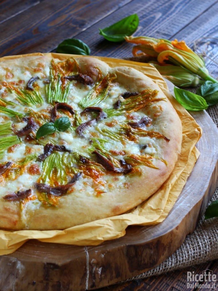 Pizza con fiori di zucca e alici | RicetteDalMondo.it
