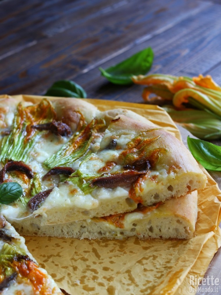 Semplice pizza con fiori di zucca e alici