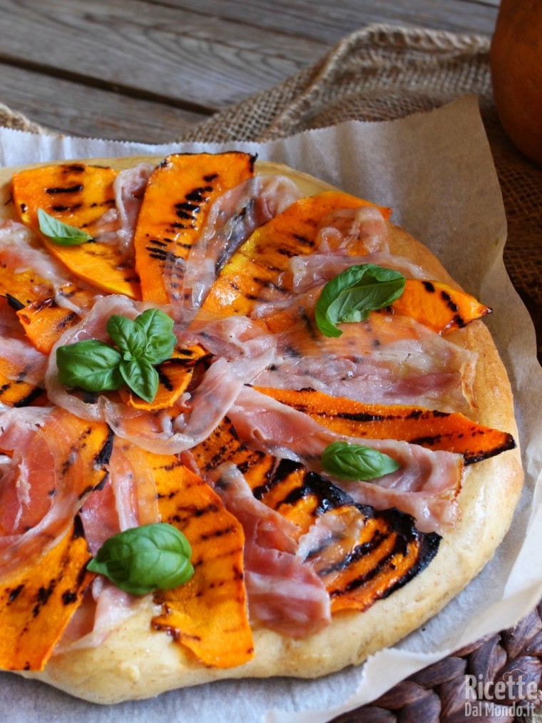 Come fare la pizza zucca e pancetta in casa