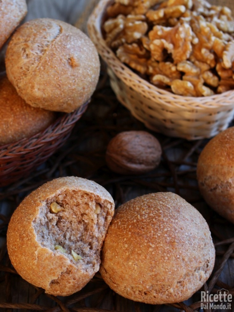 Panini integrali alle noci fatti in casa