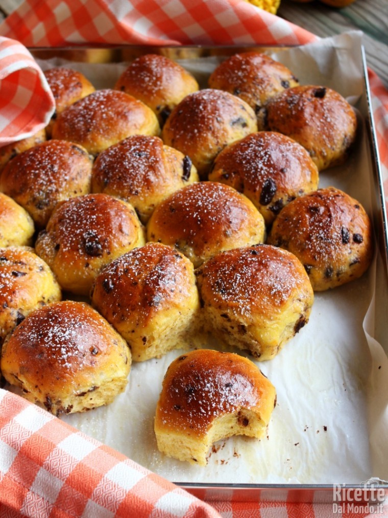 Soffici panini dolci di zucca e cioccolato