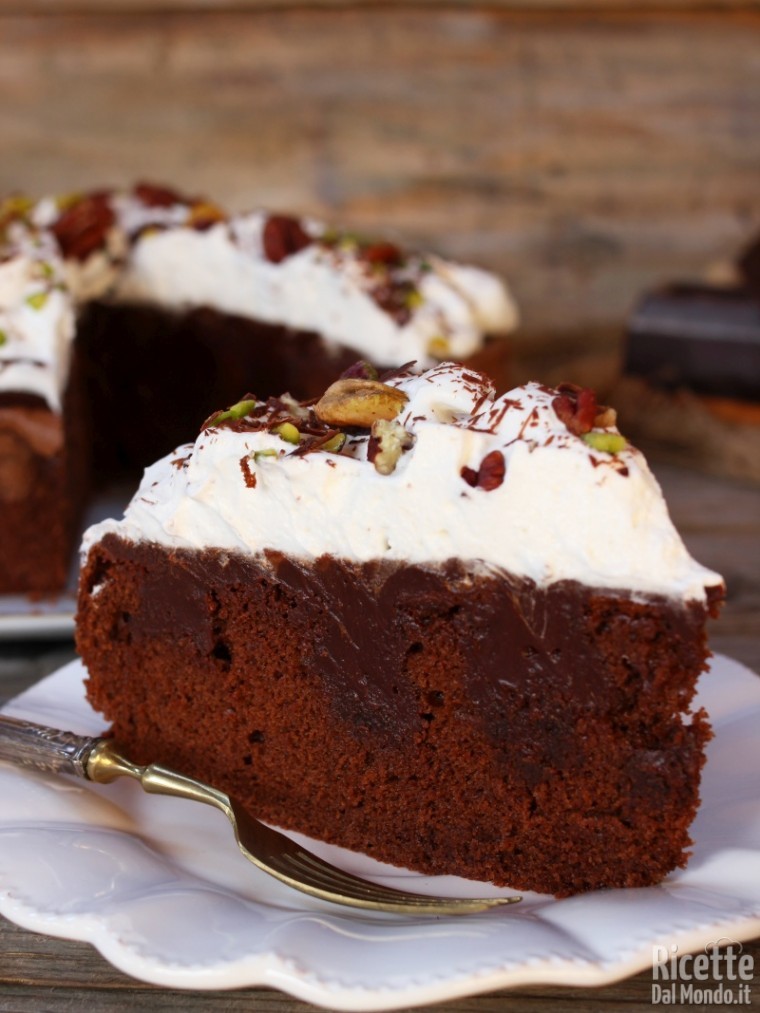 Torta al cioccolato con i buchi