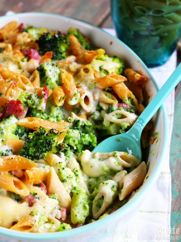 Come fare la pasta broccolo, provola e pancetta al forno