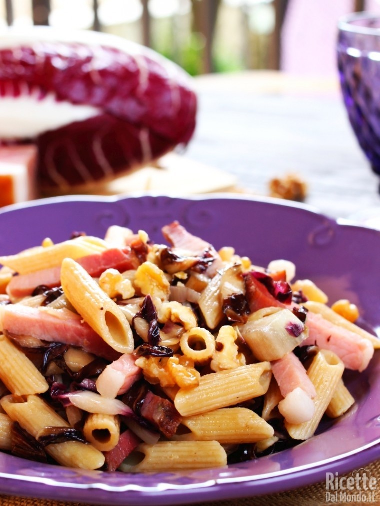 Come fare le penne integrali con radicchio e speck
