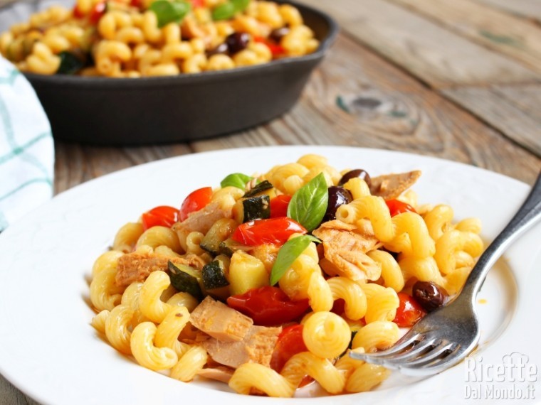 Ricetta pasta con tonno, zucchine e pomodorini