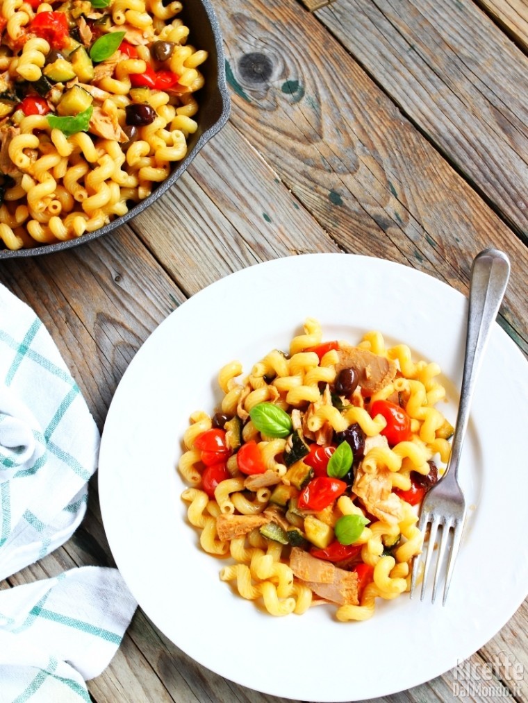 Pasta zucchine, tonno e pomodorini veloce