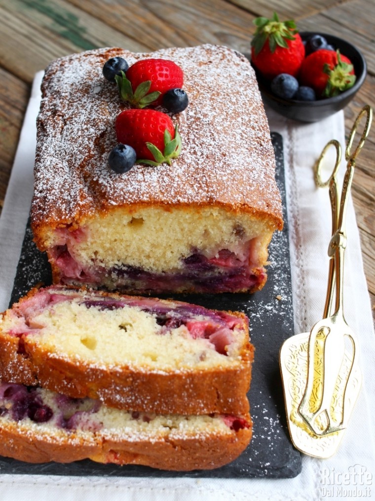 Plumcake morbidissimo con fragole e mirtilli
