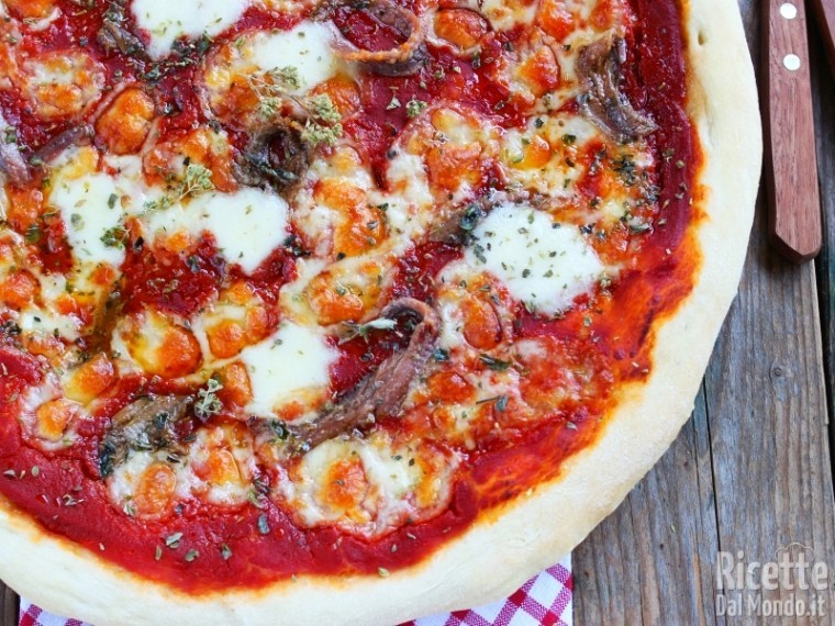 Pizza romana, con pomodoro e acciughe | RicetteDalMondo
