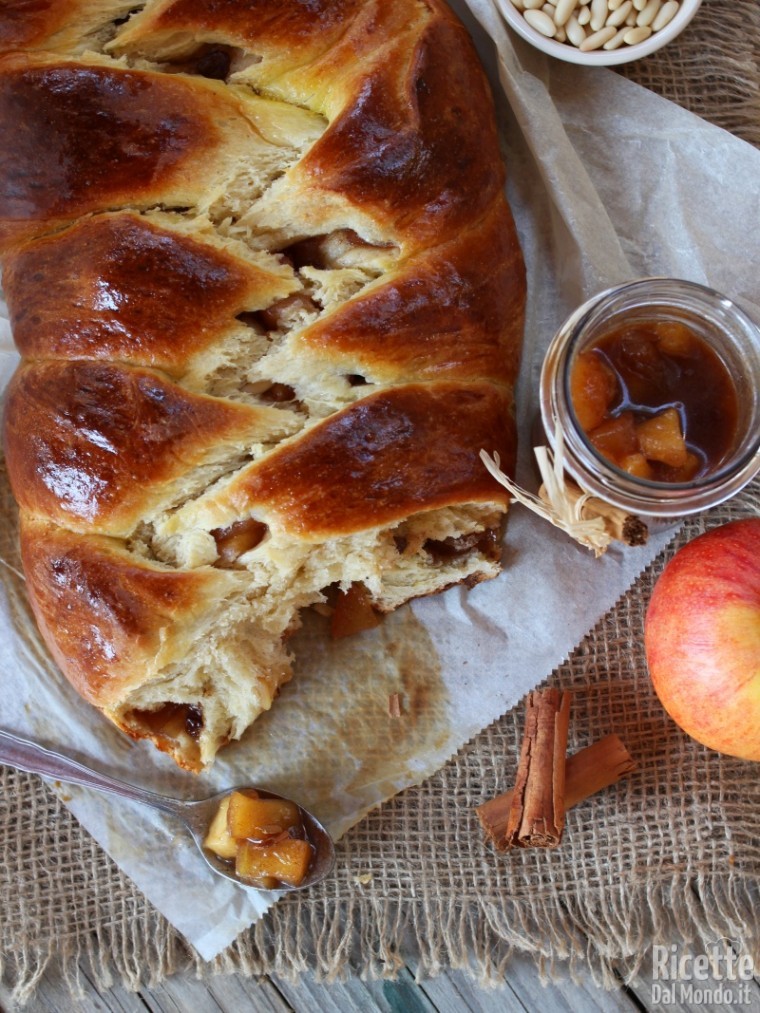 Brioche ripiena di mele
