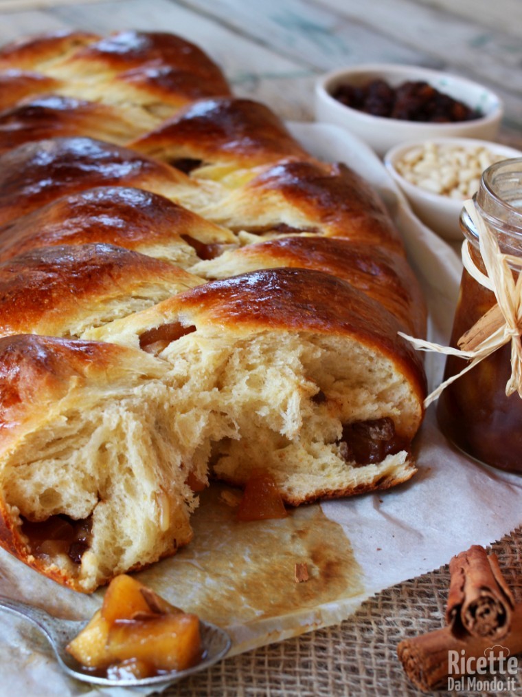 Treccia soffice ripiena di mele