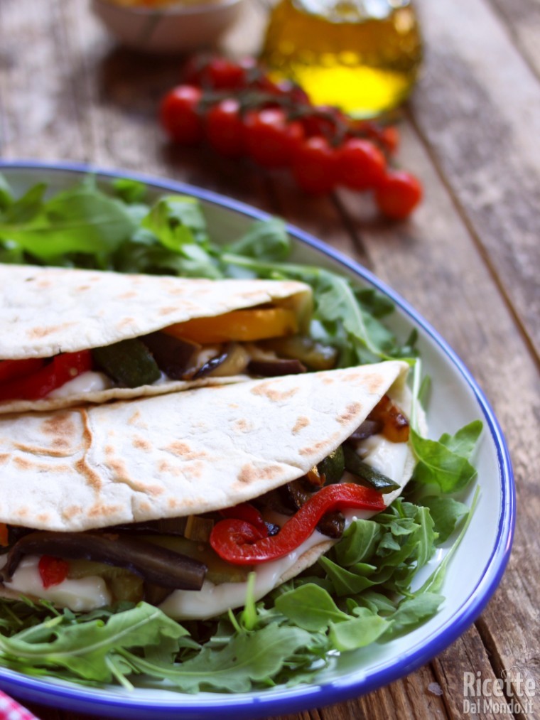 Come fare la piadina con verdure e squacquerone