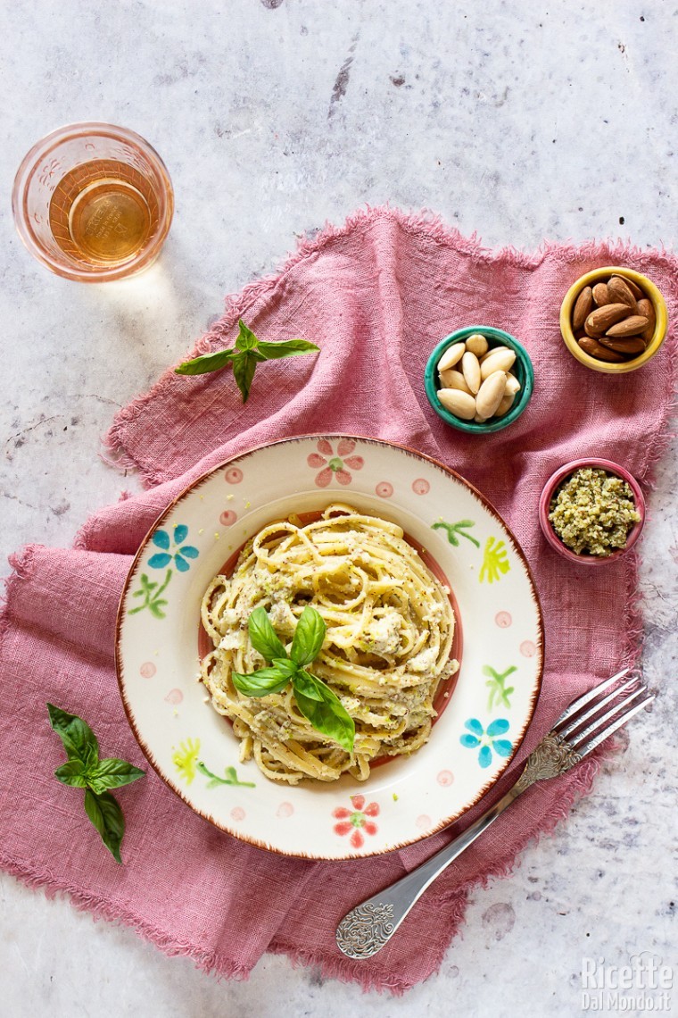 Come fare il pesto di mandorle