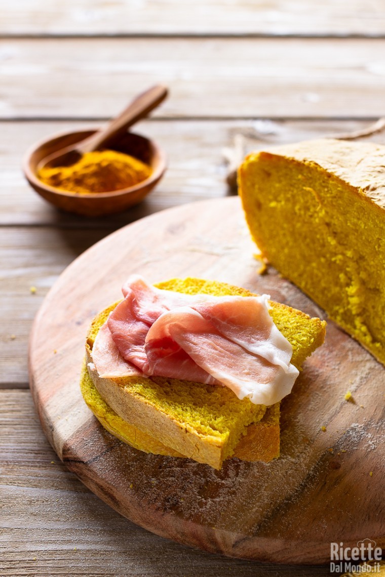 Pane alla curcuma fatto in casa