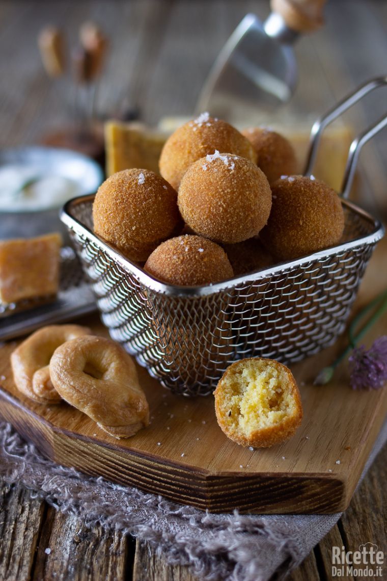 Come fare le polpettine di parmigiano, cacio e pepe
