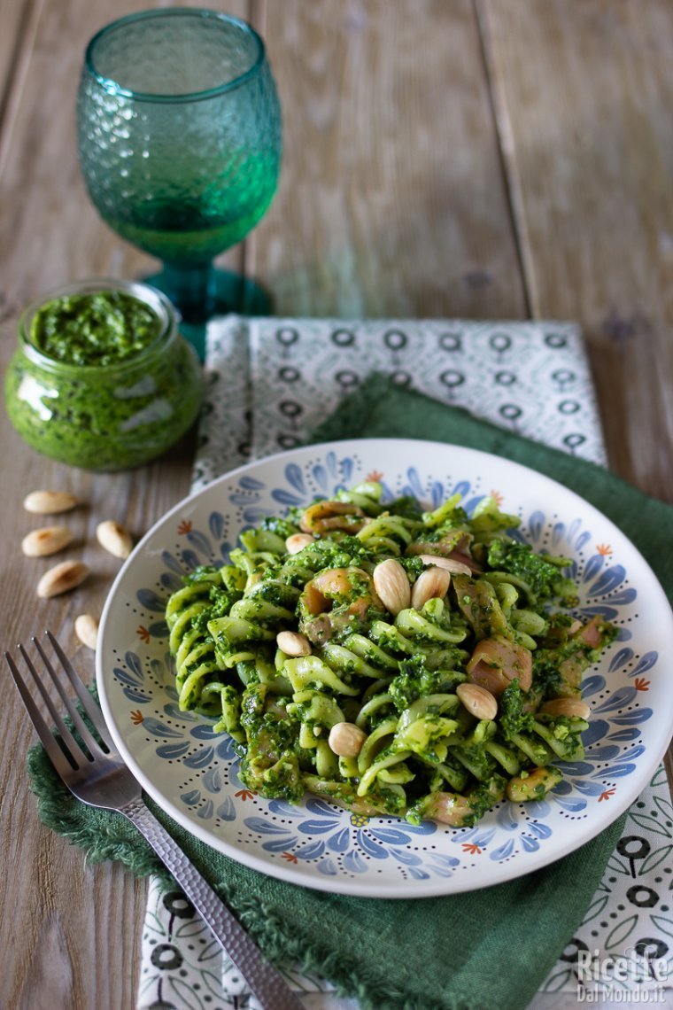 Ricetta pasta con pesto di rucola e salmone