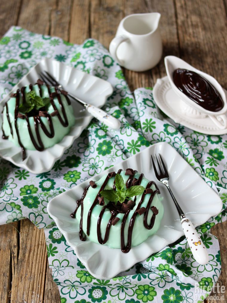 Ricetta panna cotta alla menta con salsa al cioccolato