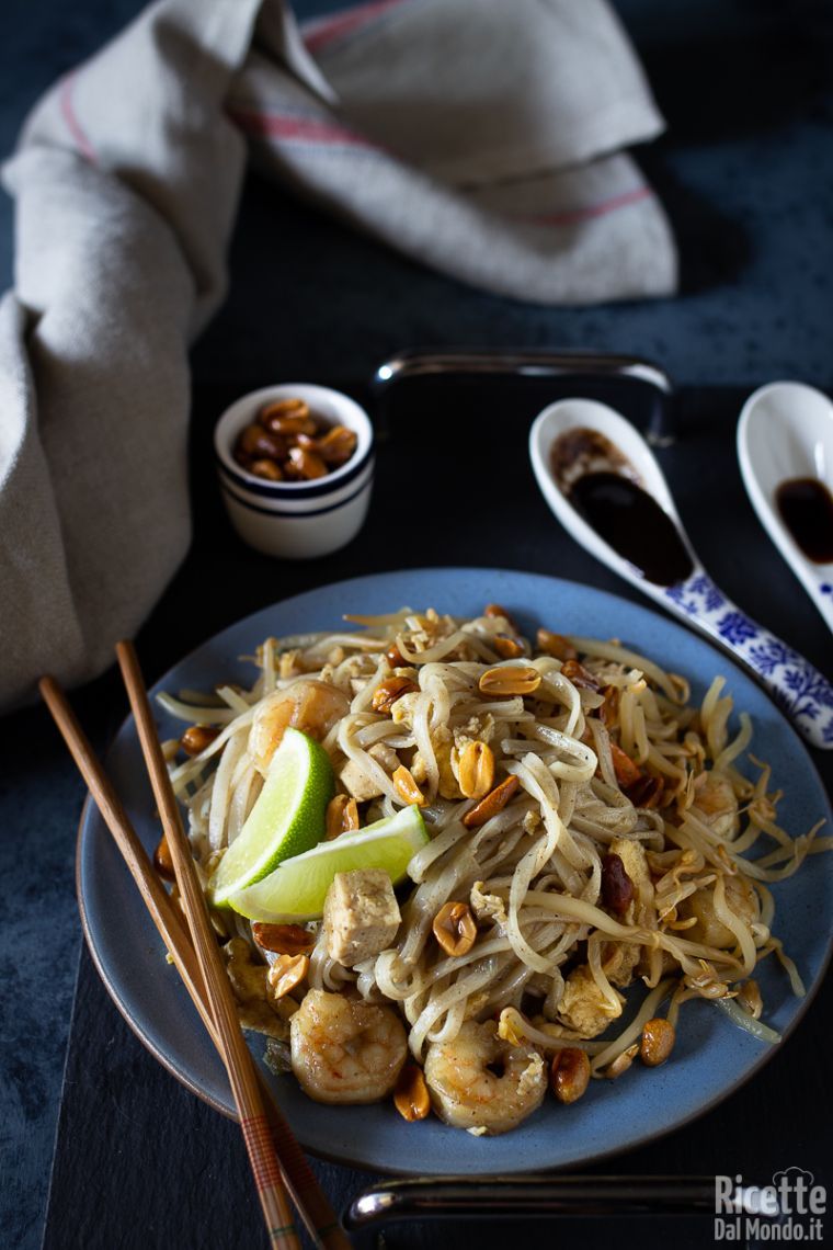 Come fare il pad thai con gamberi e tofu