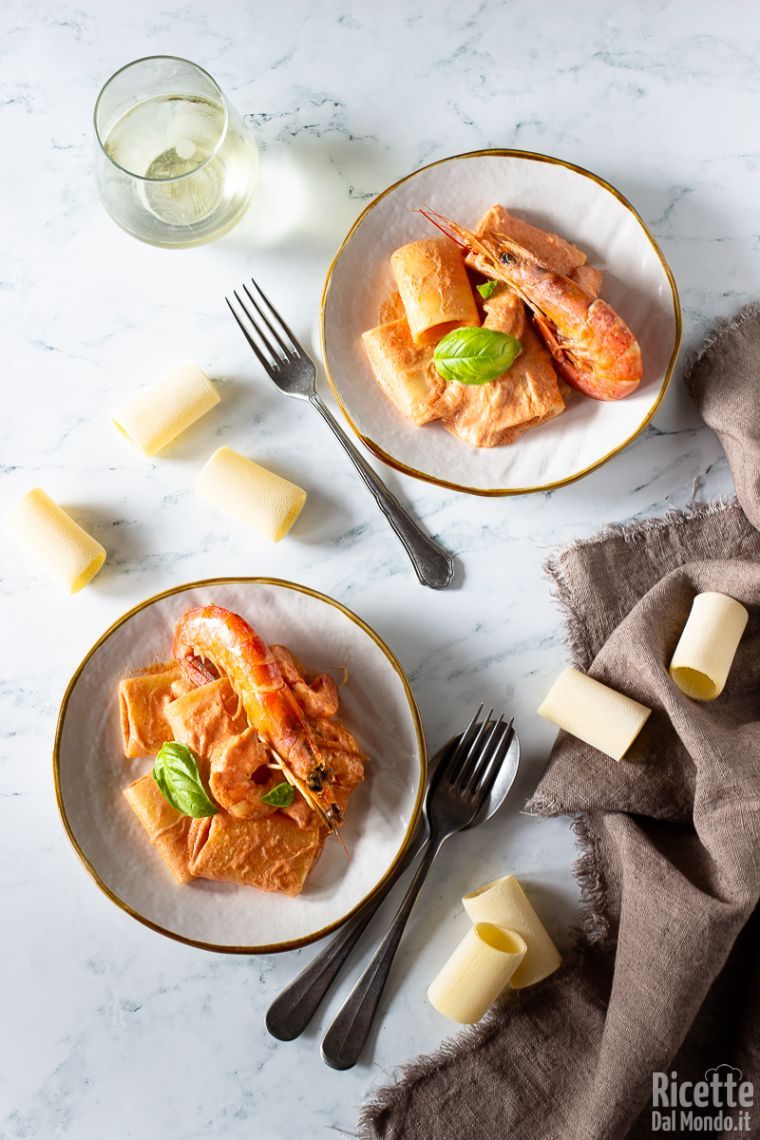 Ricetta paccheri con stracciata di bufala e gamberi